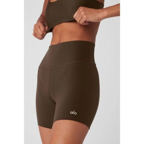 ALO Yoga 5" Airlift Energy Short in Espresso - Picture 2 of 4